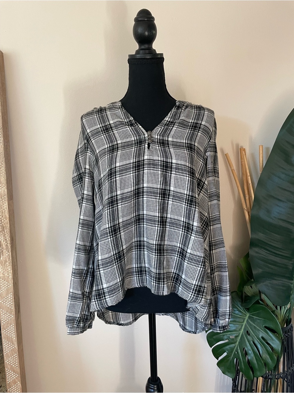 Falls Creek Black & White Plaid Long Sleeve V-Neck Top